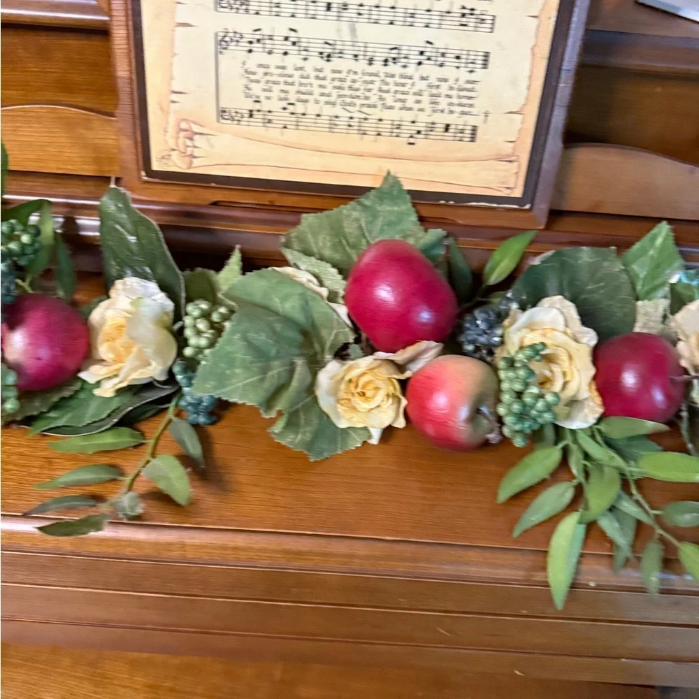 1992 Vintage Floral and Fruit Table Centerpiece